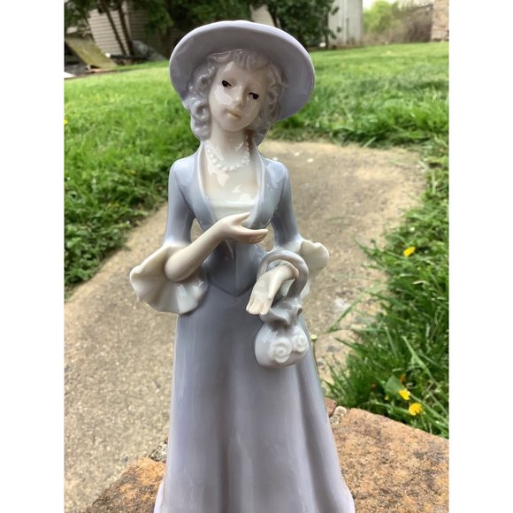 Vintage Harvey Knox Porcelain Lady Figurine Decoration - Picture 3 of 5